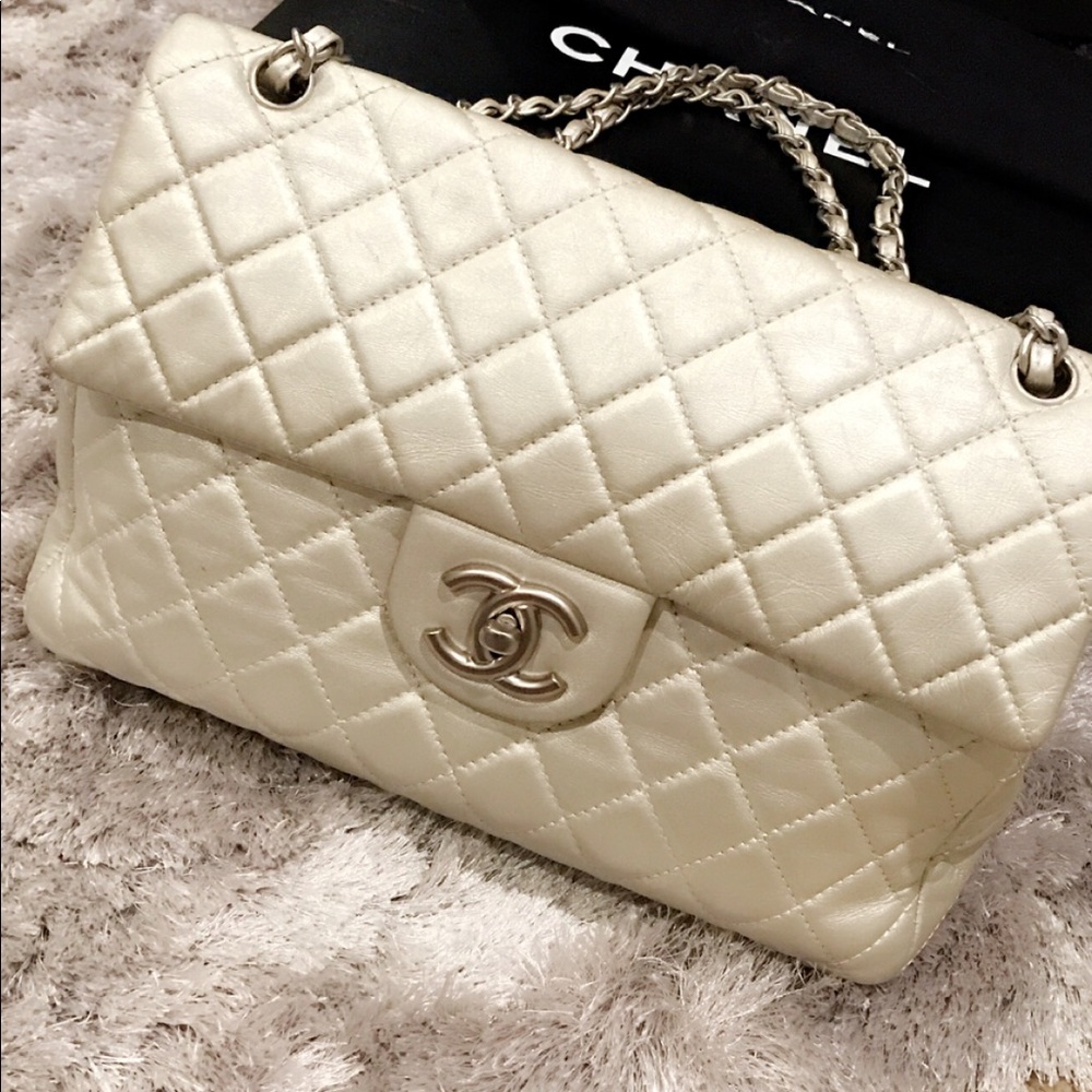 RARE Chanel lambskin pearl sliver quilted handbag